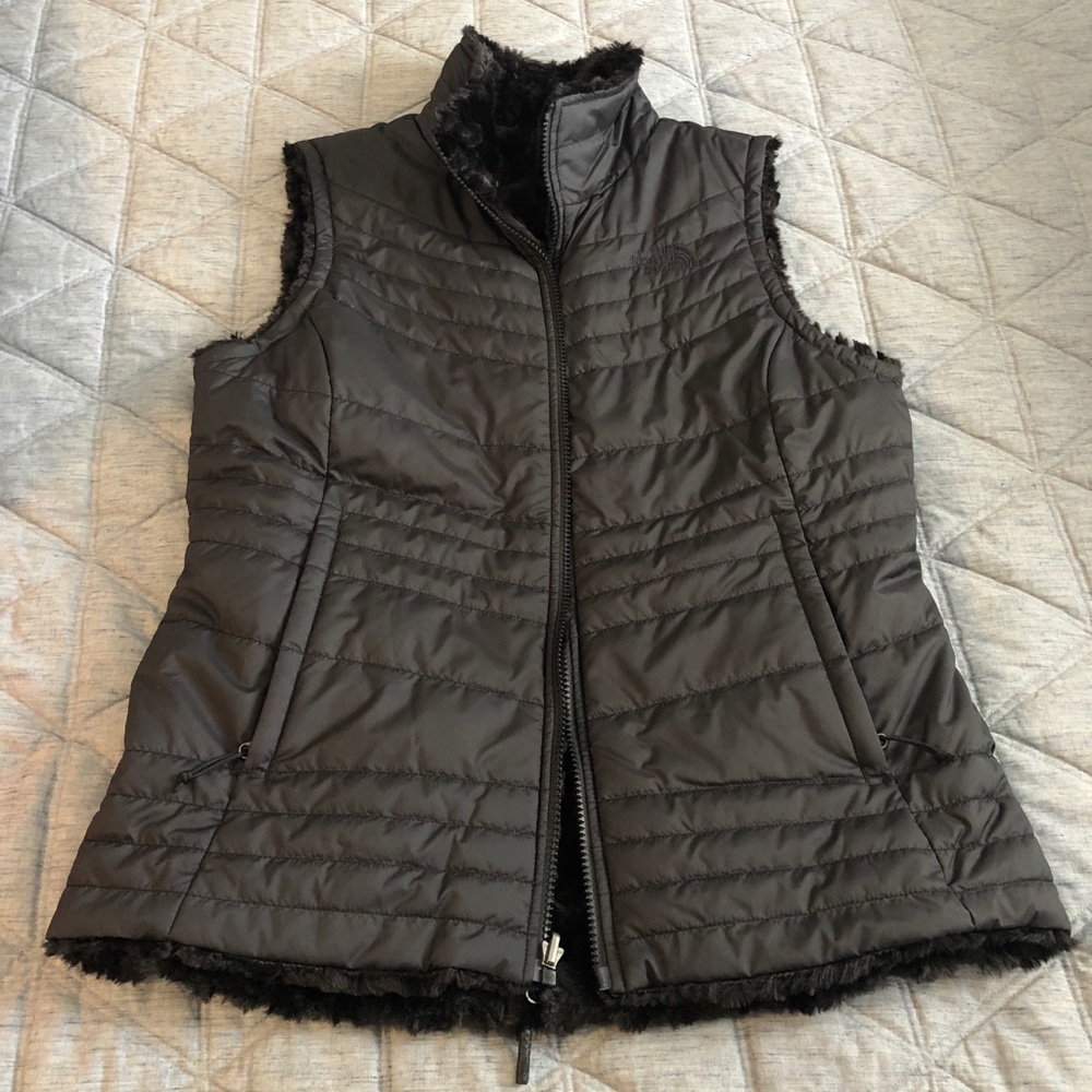 NWOT Reversible black North Face vest